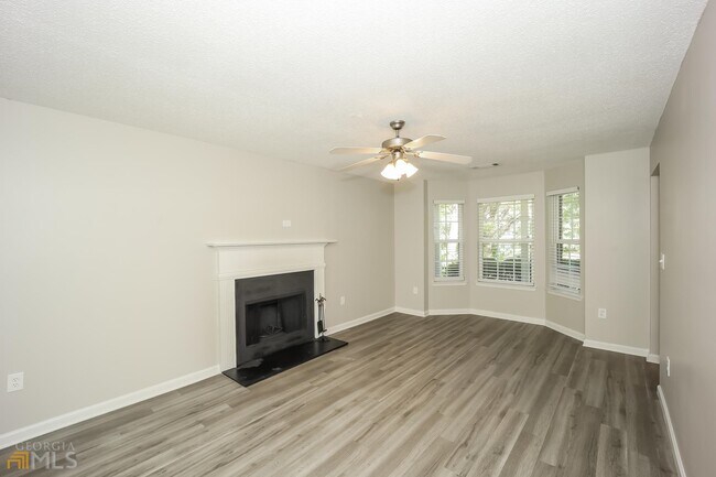Foto del edificio - 4839 Wolf Creek Dr