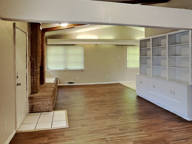 Photo - No Application Fees* $500 off 1st month rent* House