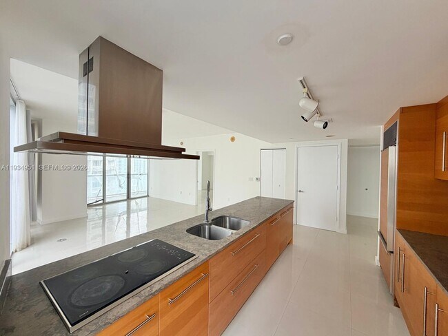 Building Photo - 495 Brickell Ave