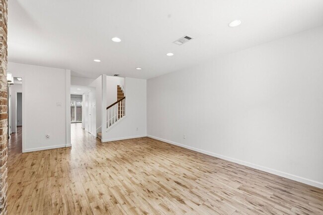 Building Photo - 450 N Post Oak Ln