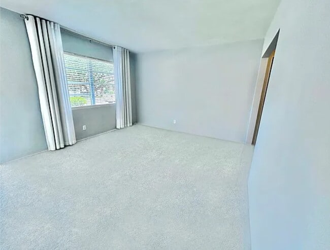 Building Photo - 941 N Oleander Ave
