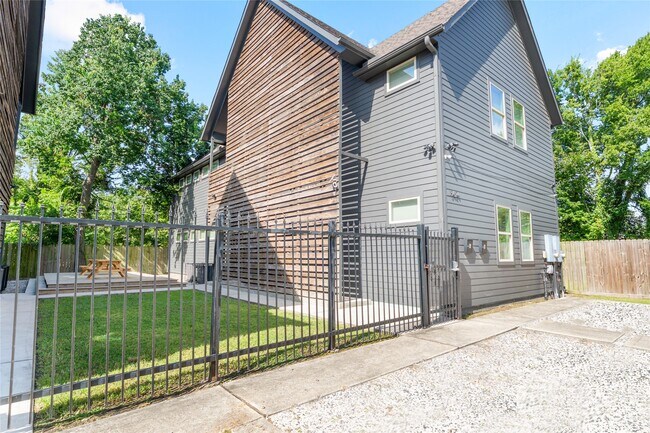 Foto del edificio - 3424 Tuam St