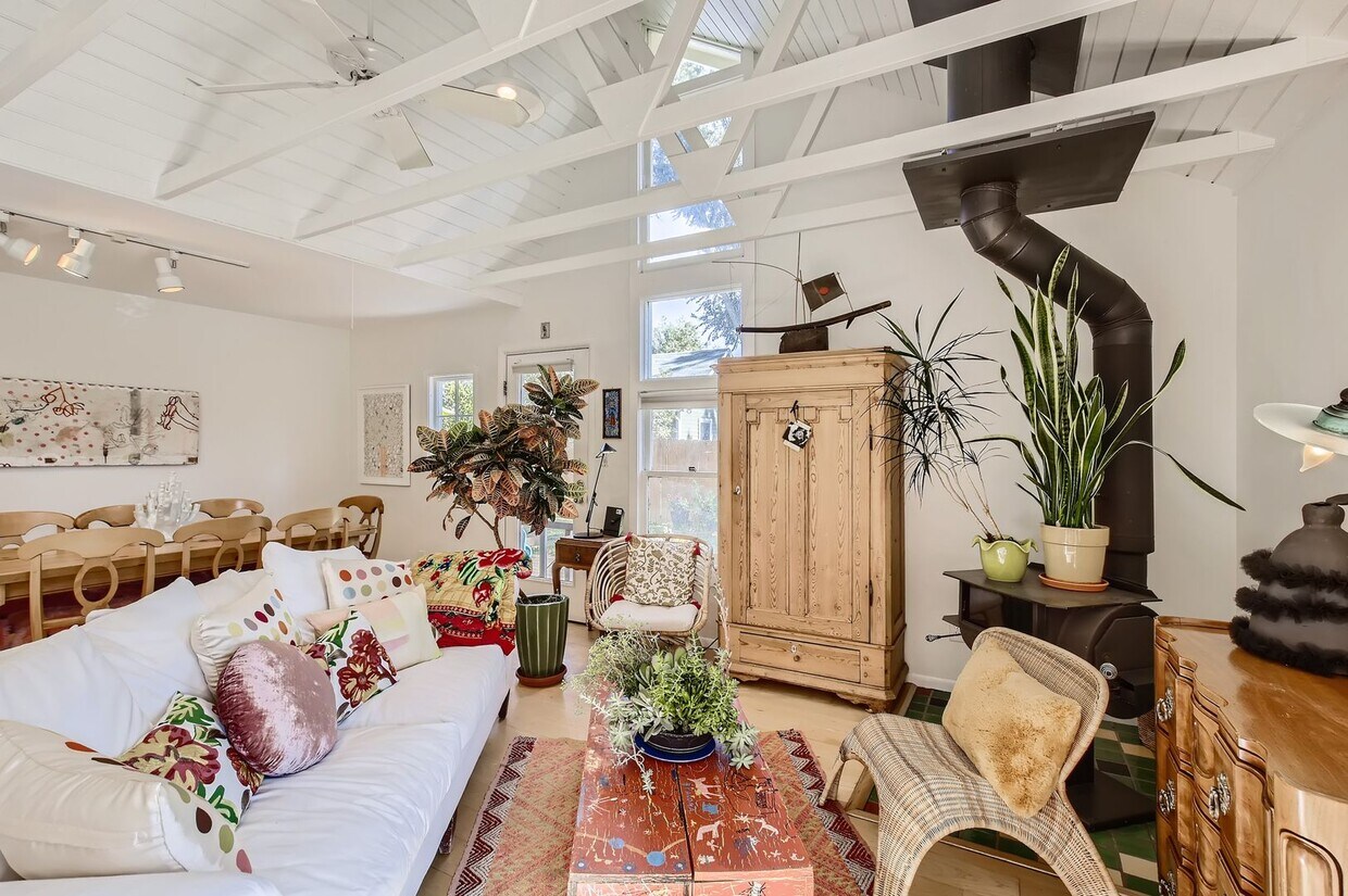Primary Photo - Charming Cottage in Old Town Niwot