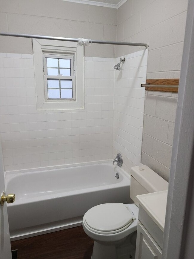 Foto del edificio - Spacious 2BR/1BA located on the west side of Indy close to downtown