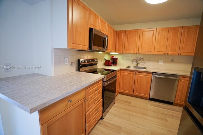 Building Photo - 2500 Parkview Dr