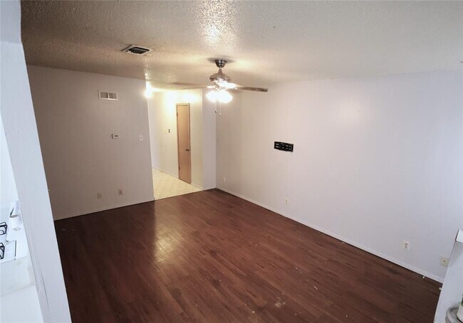 Foto del edificio - 7901 E Riverside Dr