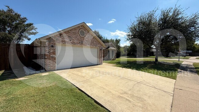 Foto del edificio - 6619 Running Creek Dr