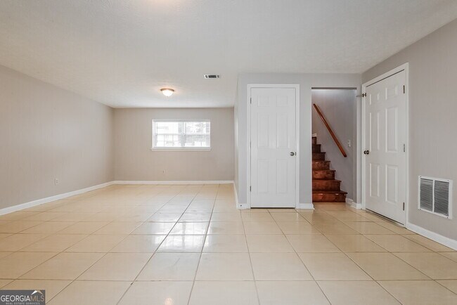 Building Photo - 5550 Emerald Glen