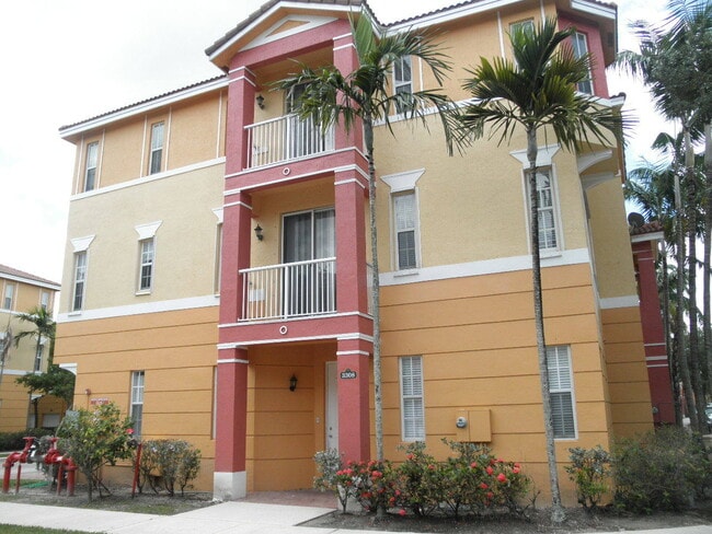Building Photo - Shoma Townhomes