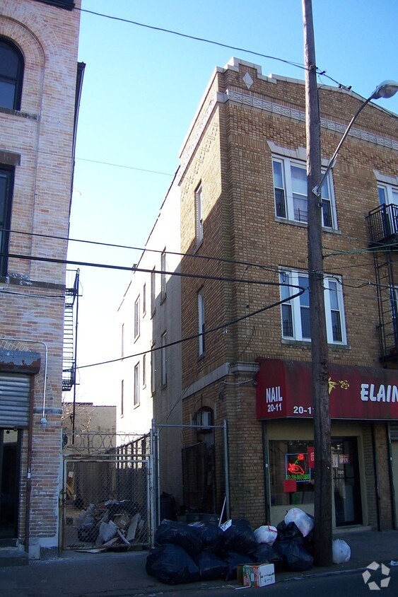Building Photo - 2011-2017 Cornaga Ave