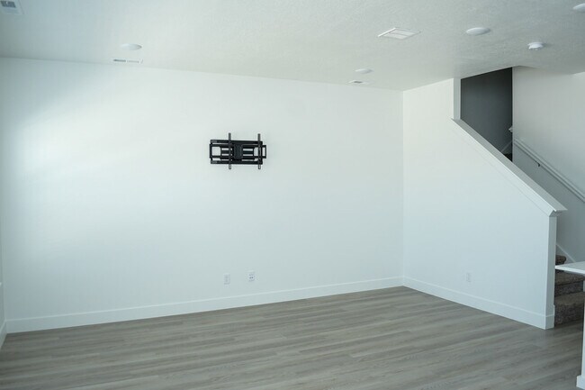 Building Photo - 920 W 1st S
