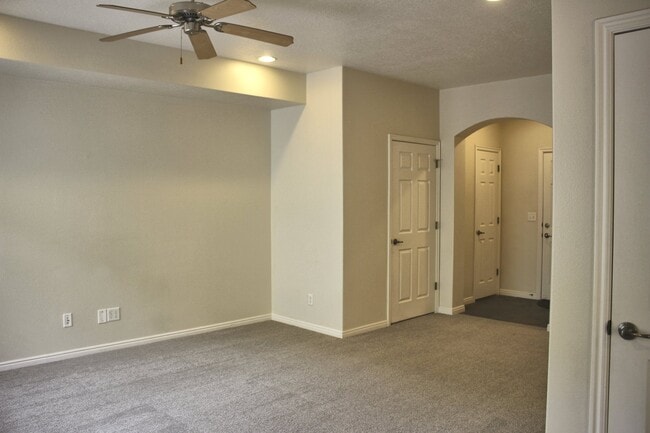 Foto del edificio - 1145 Canyon Meadow Dr