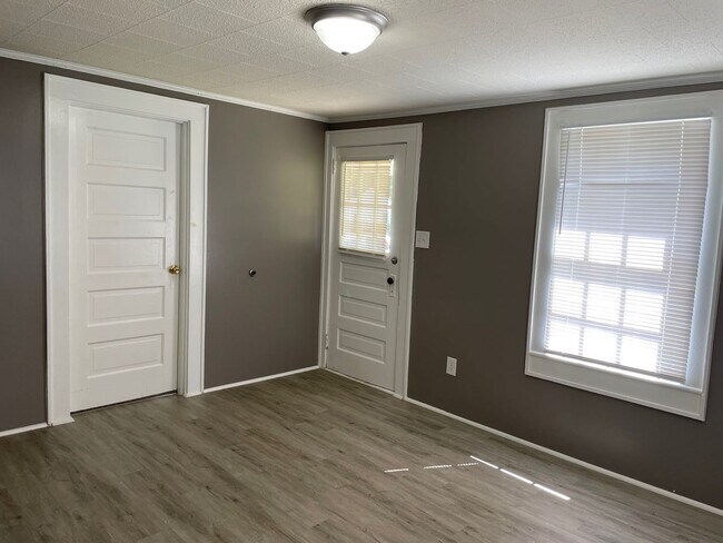 Building Photo - 2 Bed, 1 Bath home located in Troy- $850 M...
