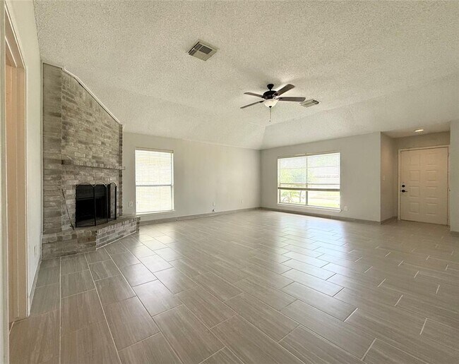 Foto del edificio - 2131 Highland Hills Dr