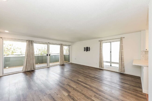 Foto del edificio - Modern 3 Bed / 2 Bath Turnkey Home with Exceptional Amenities!