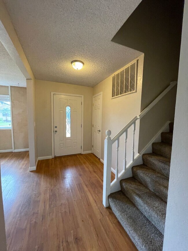 Foto del edificio - 706 Willow Lake Rd