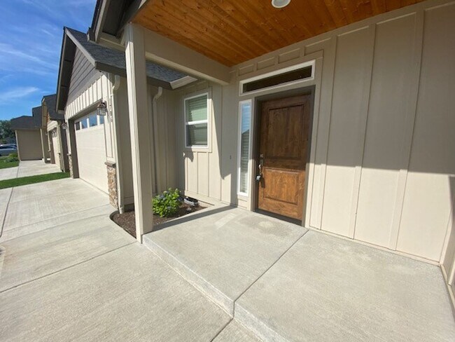Building Photo - Classic & Modern Ranch in Battle Ground!