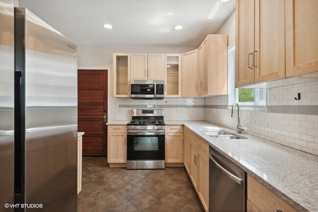 Kitchen - 4053 N Laramie Ave