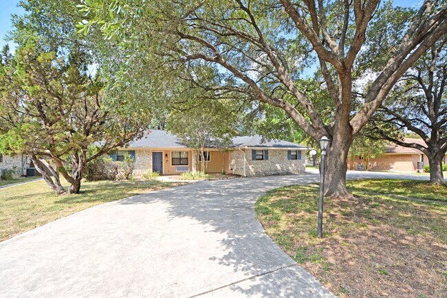 Building Photo - 1215 Clearwater Dr