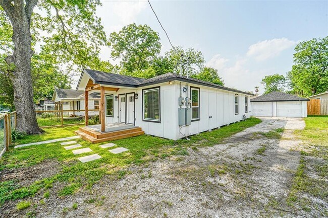 Building Photo - 4049 Lucille St