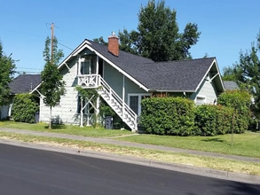 Building Photo - 424 S Grape St