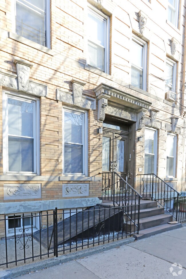 Foto del edificio - 59-09 Catalpa Ave