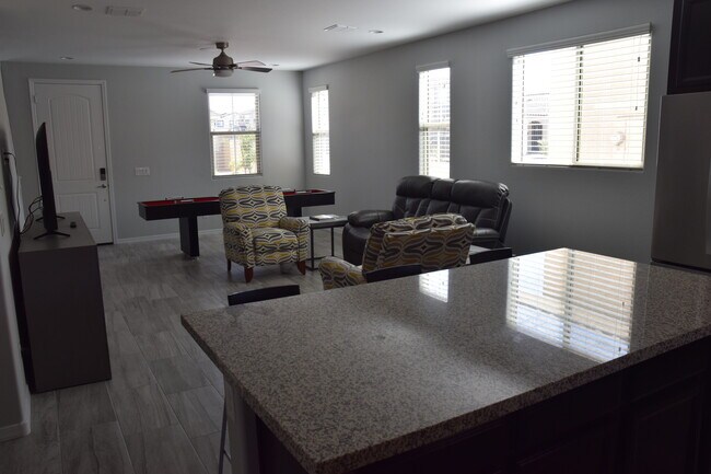 Sala de estar desde la cocina - 8547 E Osage Ave