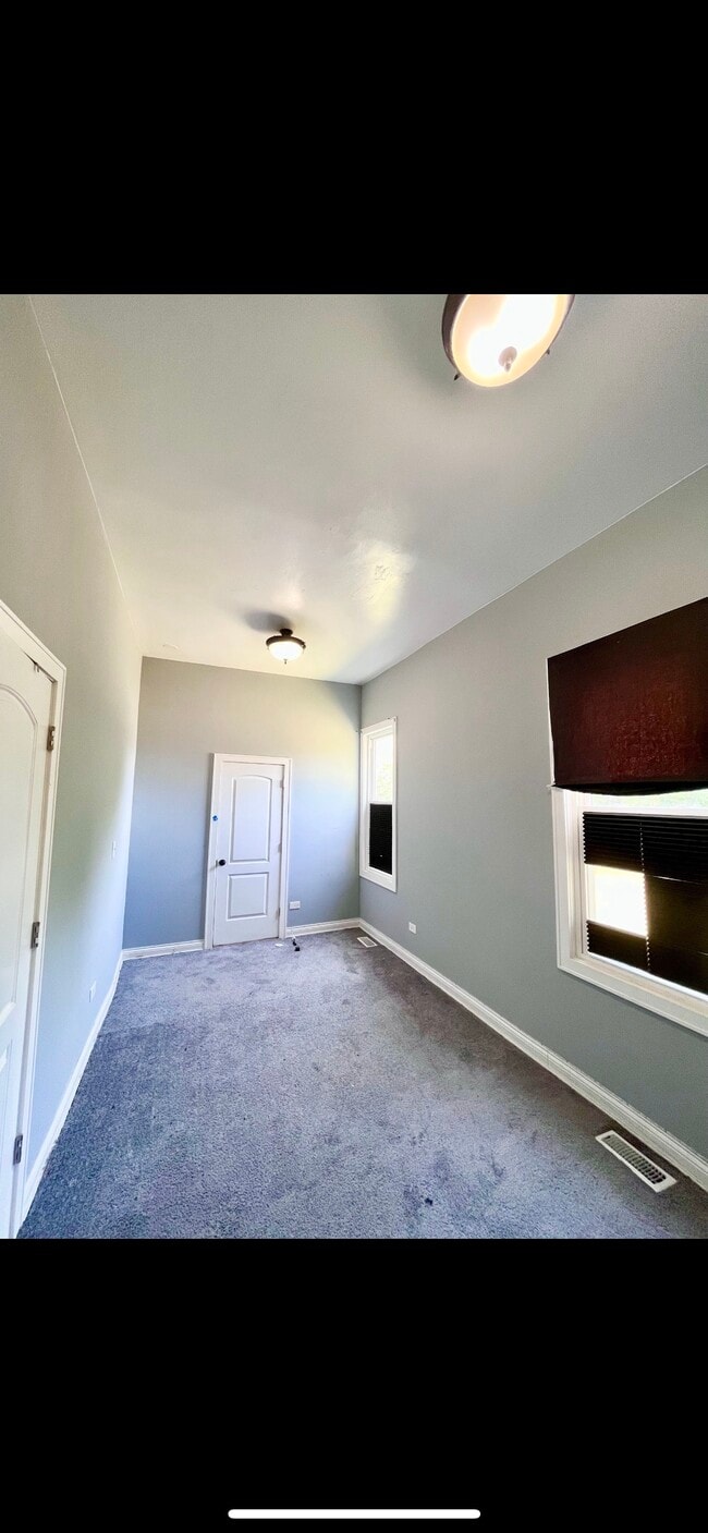 Big rooms - 5118 S Aberdeen St