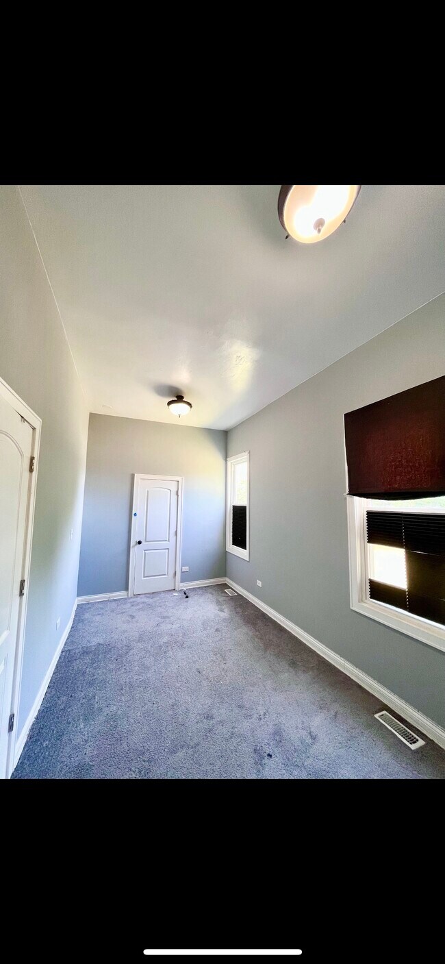 Big rooms - 5118 S Aberdeen St