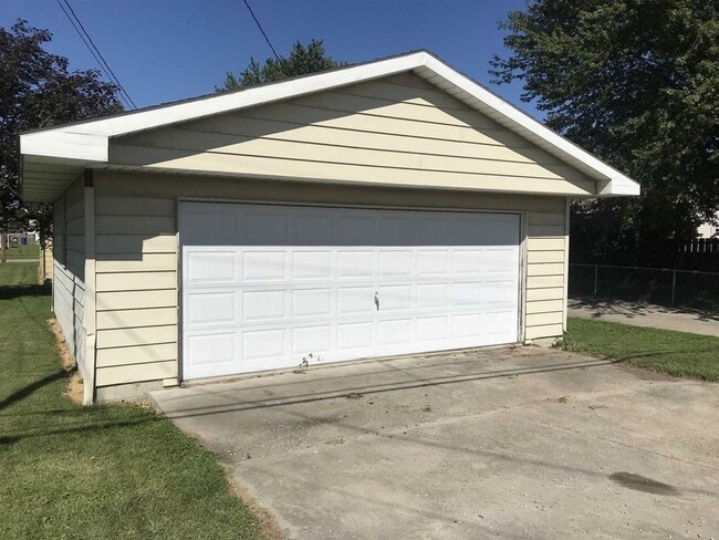 Building Photo - 2 bedroom 1 bath