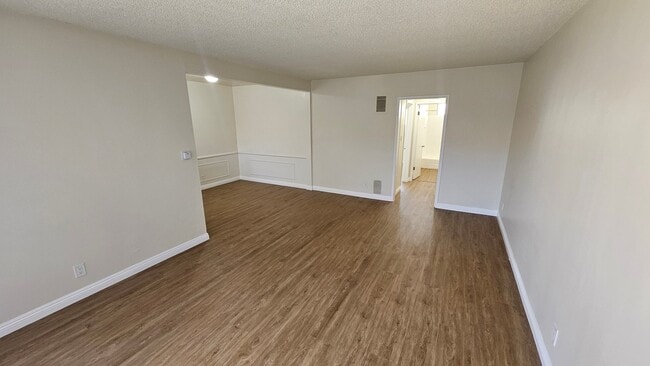 Photo - 3945 Stevely Ave Apartment