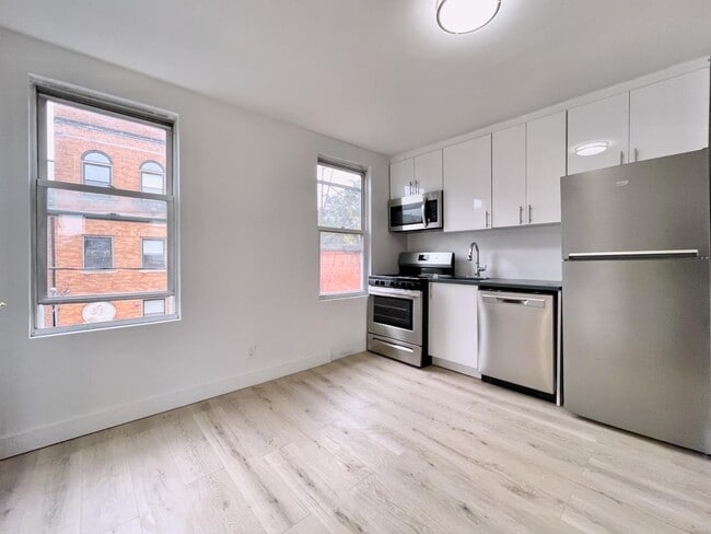 Building Photo - 379 Monmouth St