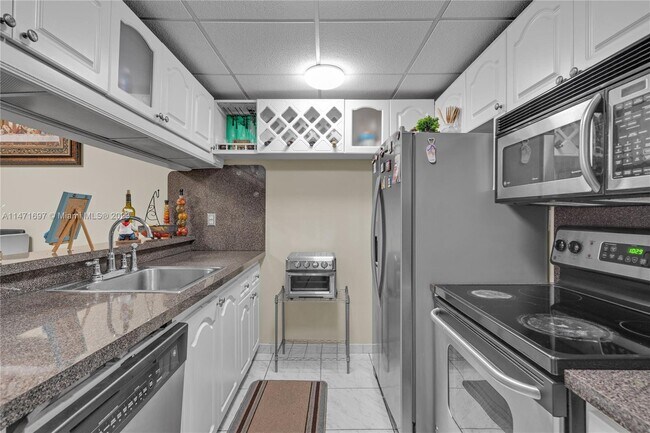 Foto del edificio - 18256 Mediterranean Blvd