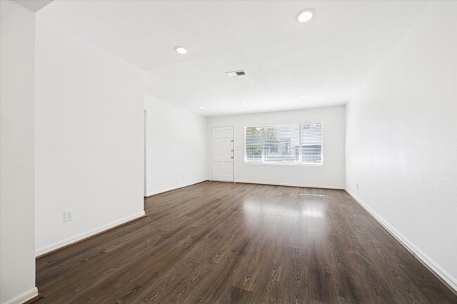 Building Photo - 4404 Vivian St