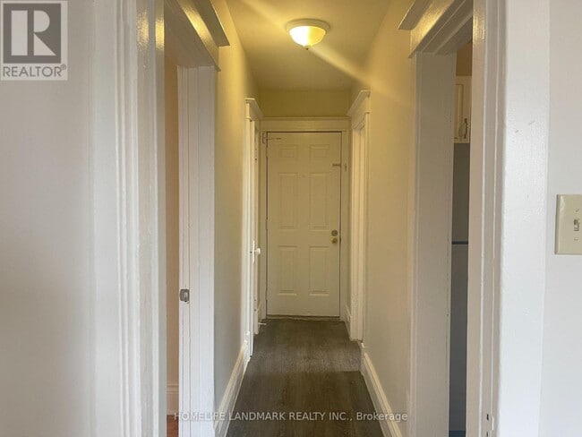 Building Photo - 985 Main St E