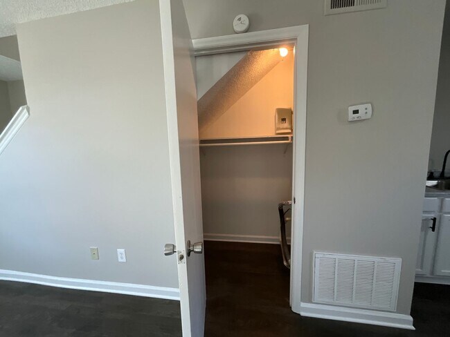 Foto del edificio - Available now! 2 bed 1 bath townhome. Must...