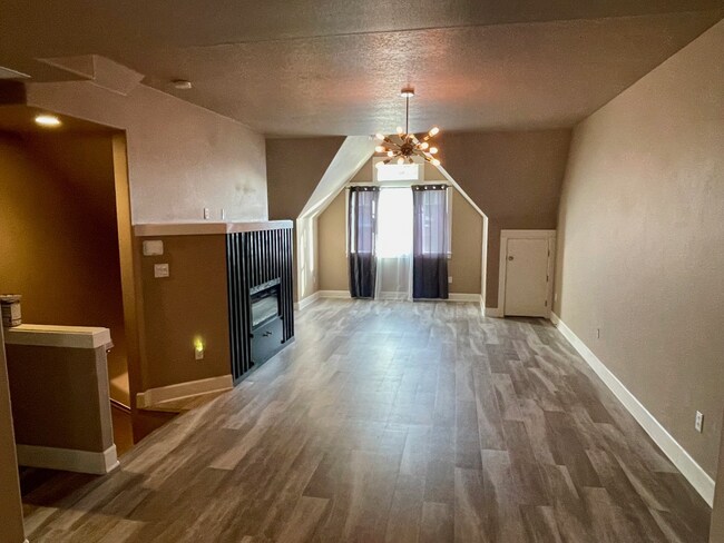Foto del edificio - $2,695 - Three Bedrooms, Two & a Half Bath...