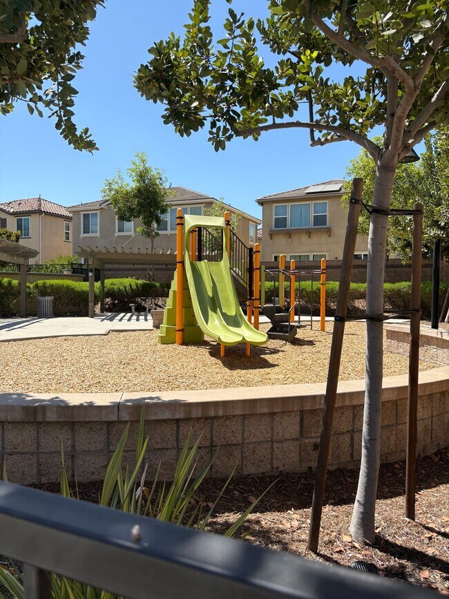 Building Photo - Beautiful 3-Bedroom, 2.5 bath in the  Glen...