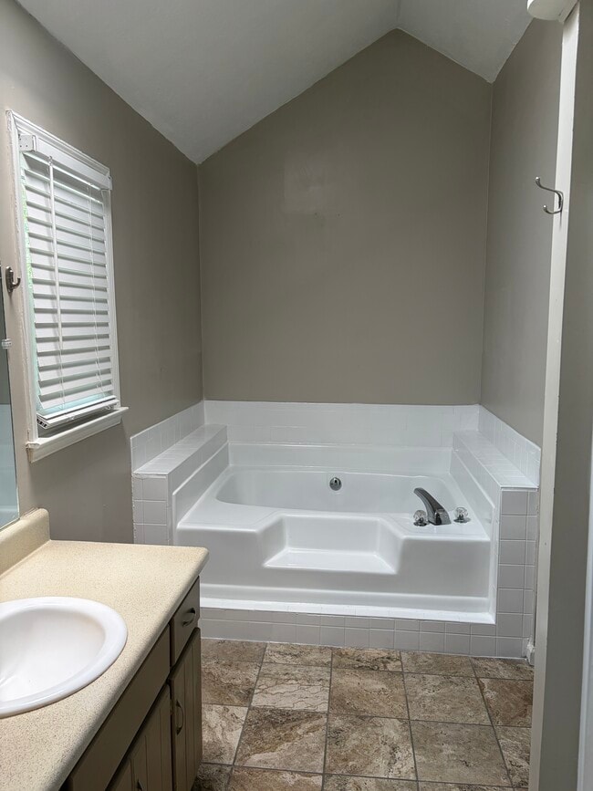Building Photo - 265 Fairfield Cir