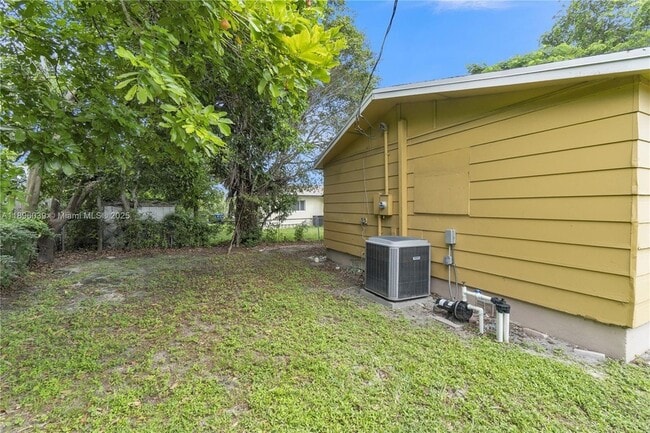 Building Photo - 2005 NW 11th Ave