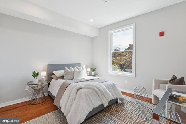 Foto del edificio - 100 Forrest Ave