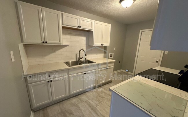 Foto del edificio - 687 Creekstone Cir