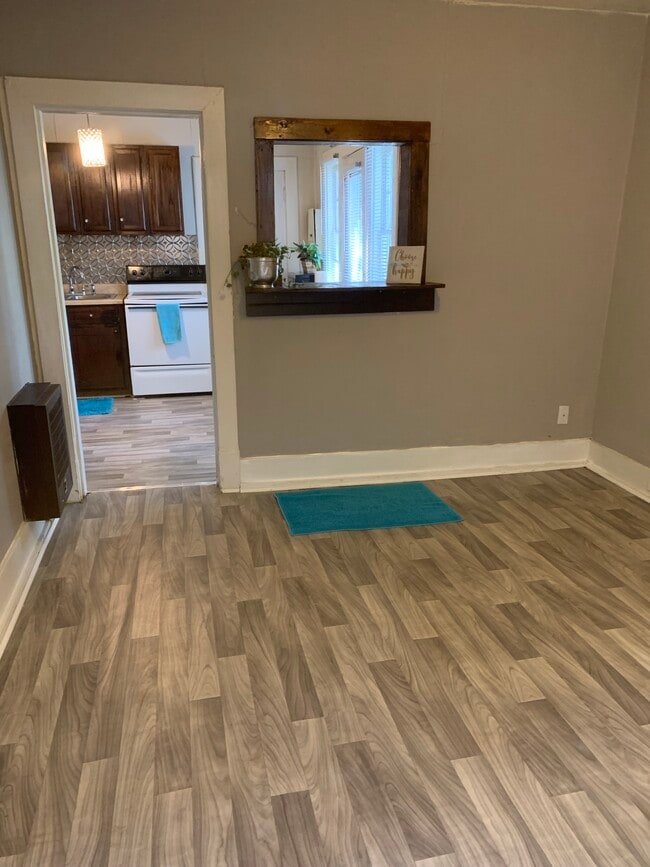 Building Photo - 858 Gracey Ave