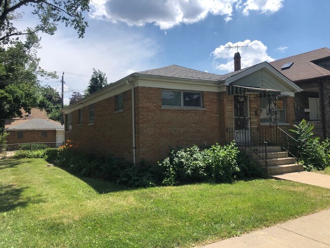 Building Photo - Raised Ranch 3BR 2 CGAR Home Portage Park