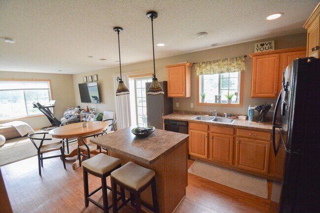 Foto del edificio - Incredible views from this end-unit townhome!