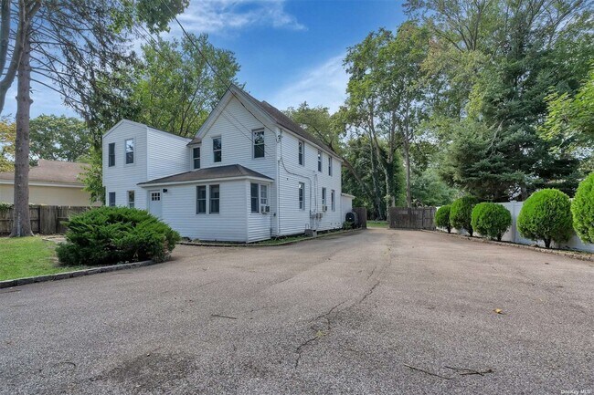 Building Photo - 252 Maple Ave