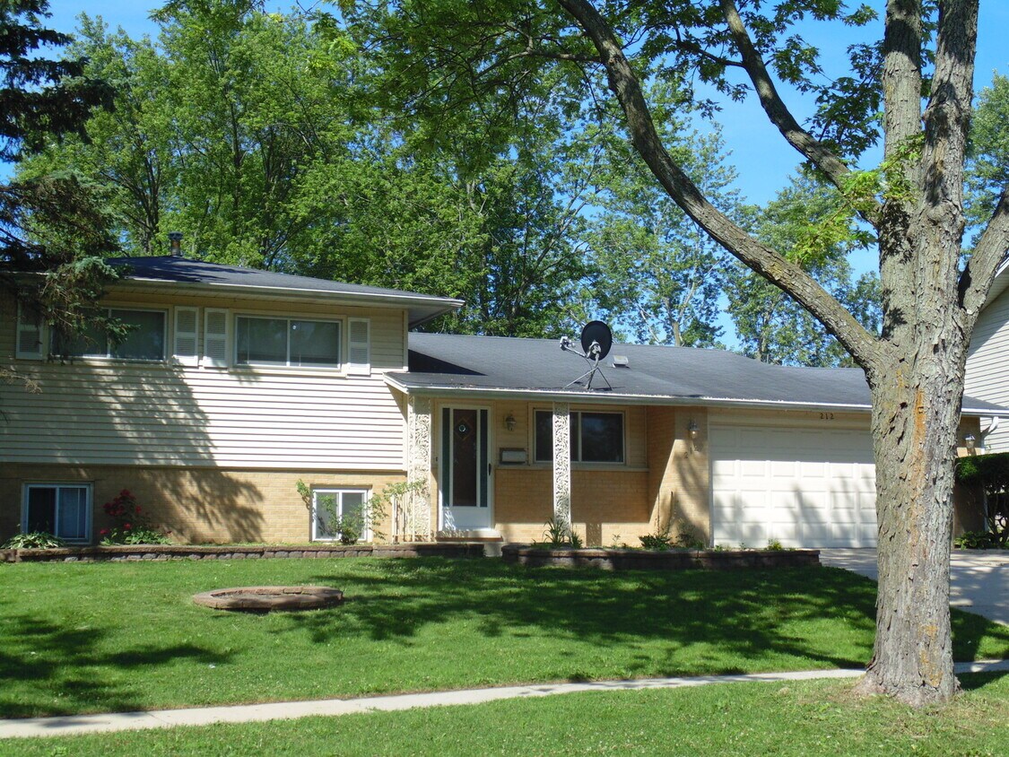 Primary Photo - 212 Sumac Ln