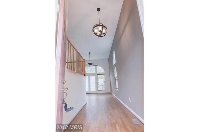 Foto del edificio - 3 LEVEL TOWNHOUSE WITH 1 CAR GARAGE END UNIT TOWNHOUSE