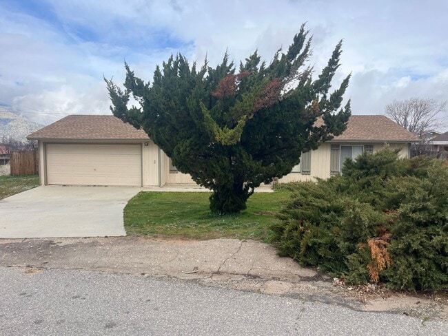 Building Photo - Golden Hills!