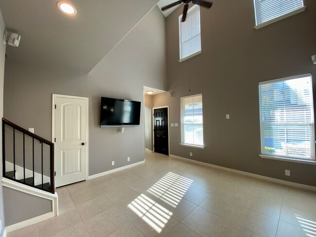 Building Photo - Lovely 4 bed/2.5 bath Corner Condo w/ Flex...